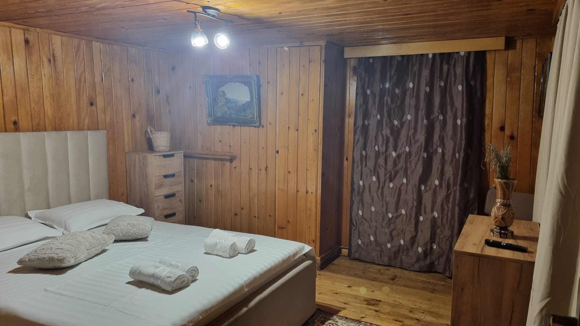 Dormitor cu pat dublu în Pensiunea Mirela din Breaza